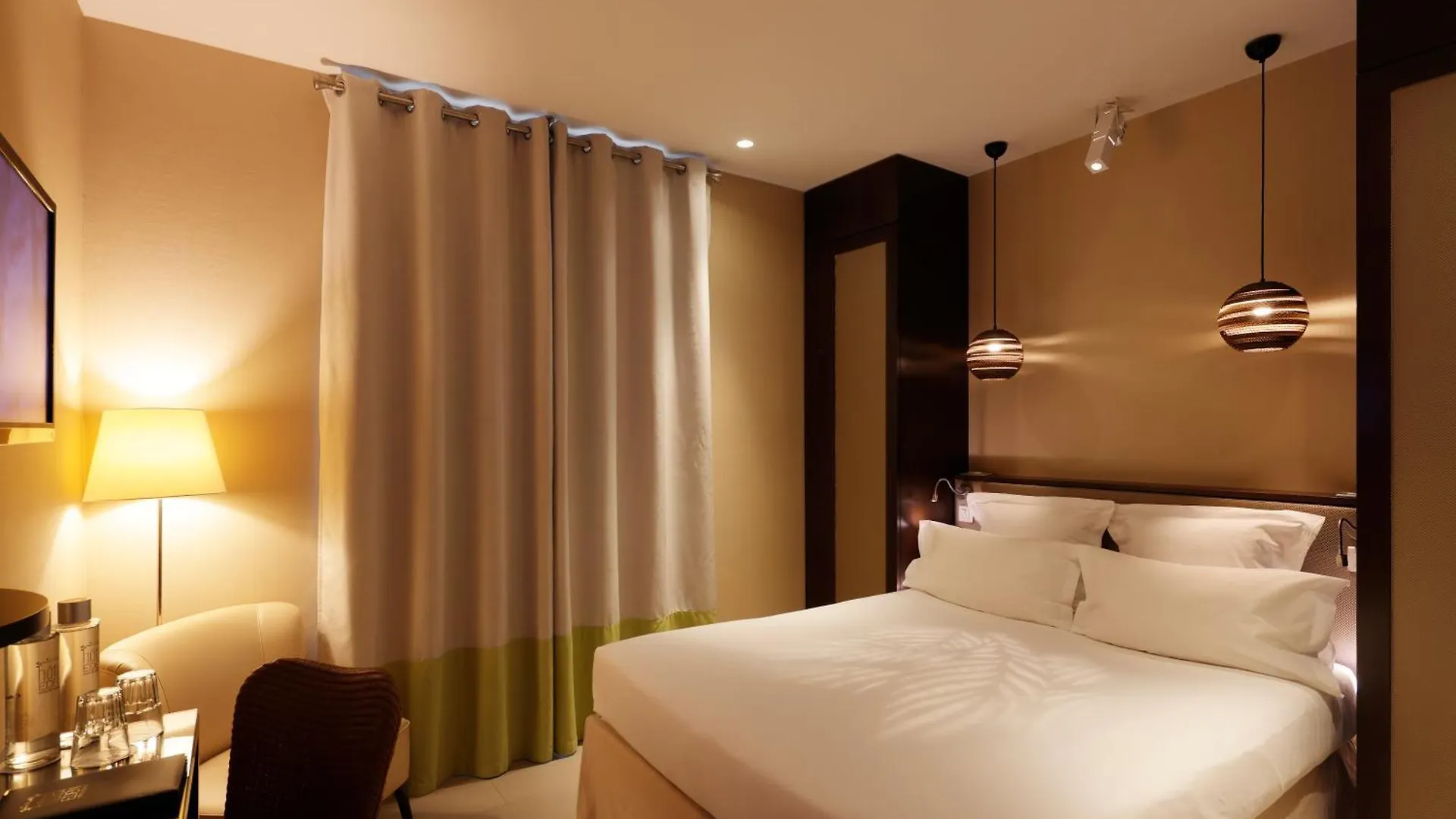 פריז Hotel Eden